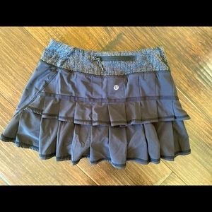 Lululemon black tennis skirt, excellent condition